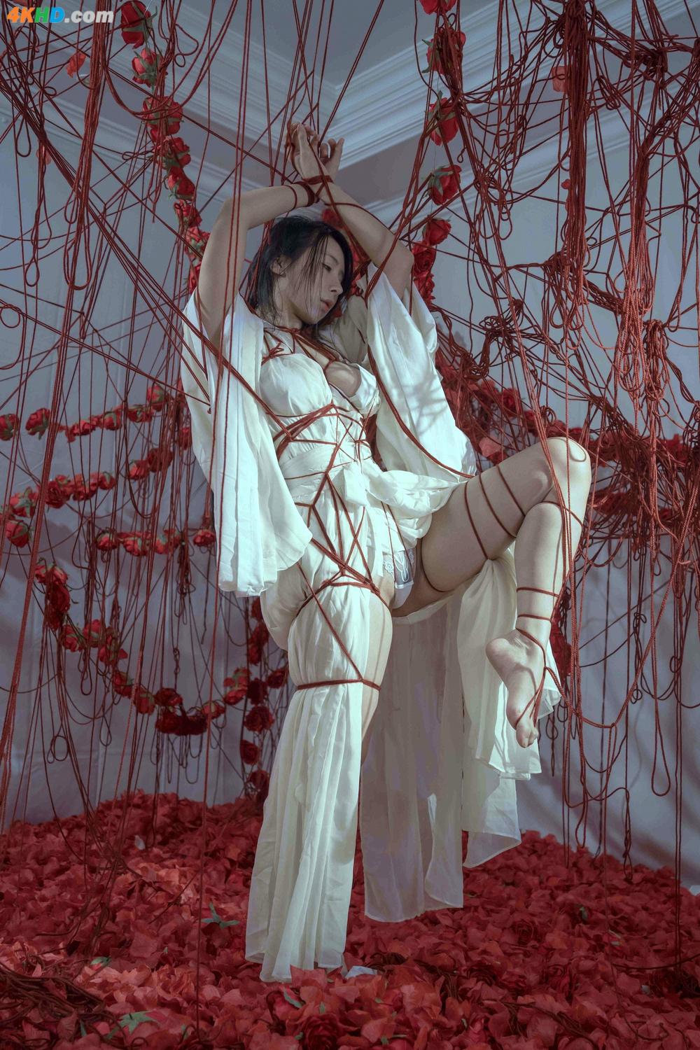 《Coser@云溪溪 (Yunx1x1) Vol.020 奶桃 囚鸟(63P)》图集预览