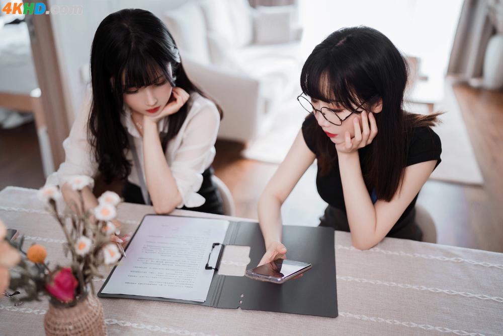 《Coser@rioko凉凉子 Vol.093 黑丝ol制服双人》图集预览