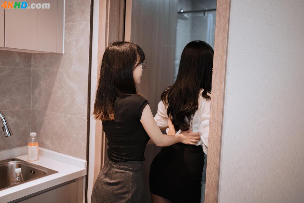 《Coser@rioko凉凉子 Vol.093 黑丝ol制服双人》图集预览
