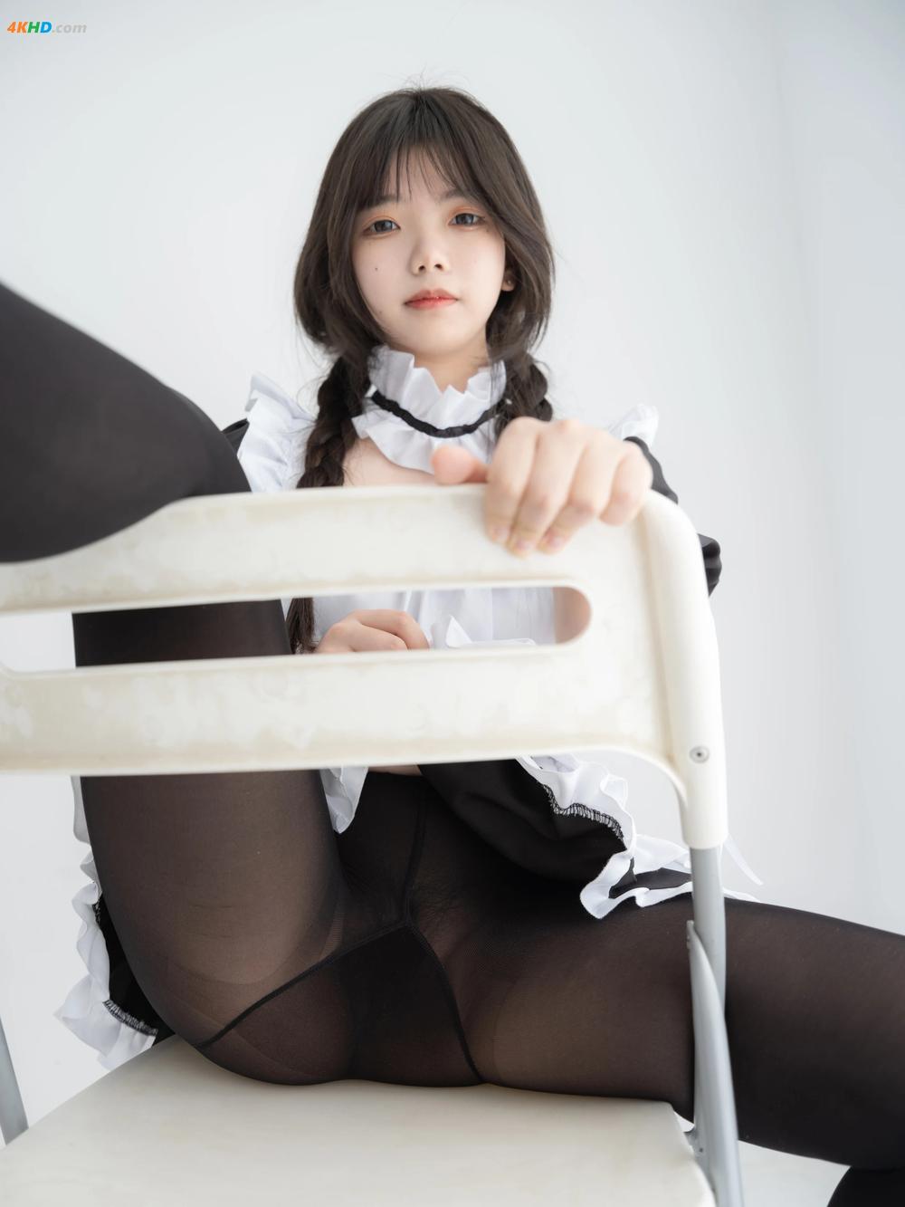 《[紧急企划] 奶昔 – 内部 黑丝女仆[830MB-50photos]》图集预览