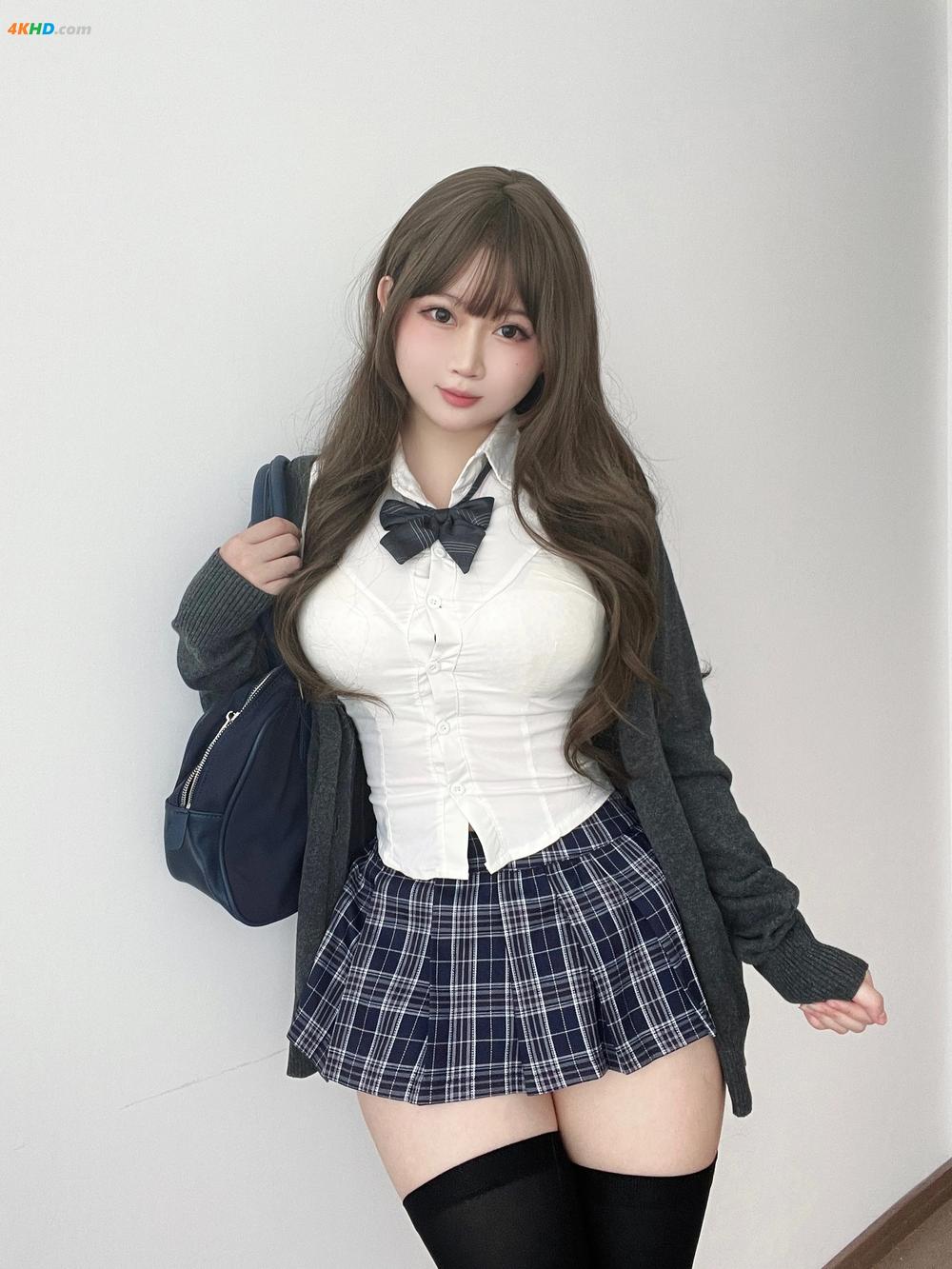 《蜜桃少女是依酱呀 – 学姐的日常[891MB-35photos]》图集预览