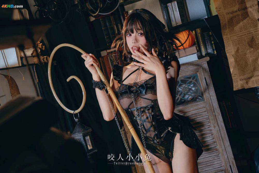 《黏黏团子兔（咬一口兔娘）-『兔兔班车』万圣小恶魔[452MB-41photos]》图集预览