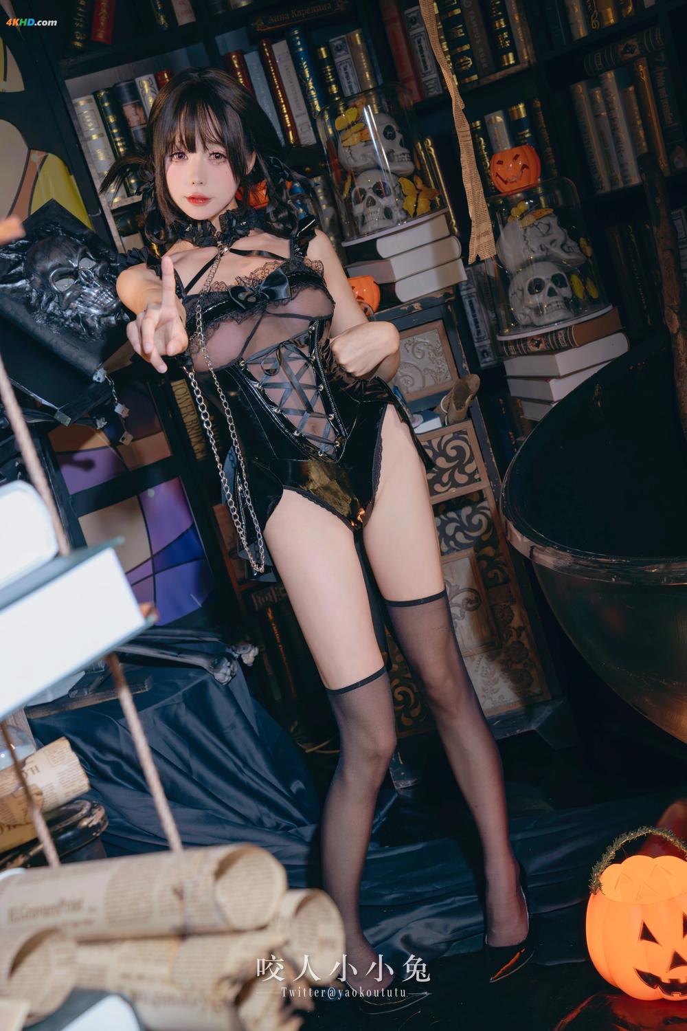 《黏黏团子兔（咬一口兔娘）-『兔兔班车』万圣小恶魔[452MB-41photos]》图集预览