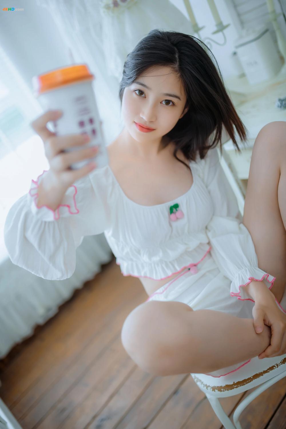 《[Cosplay] 年年 – 爱吃棒棒糖的少女[82MB-35photos]》图集预览