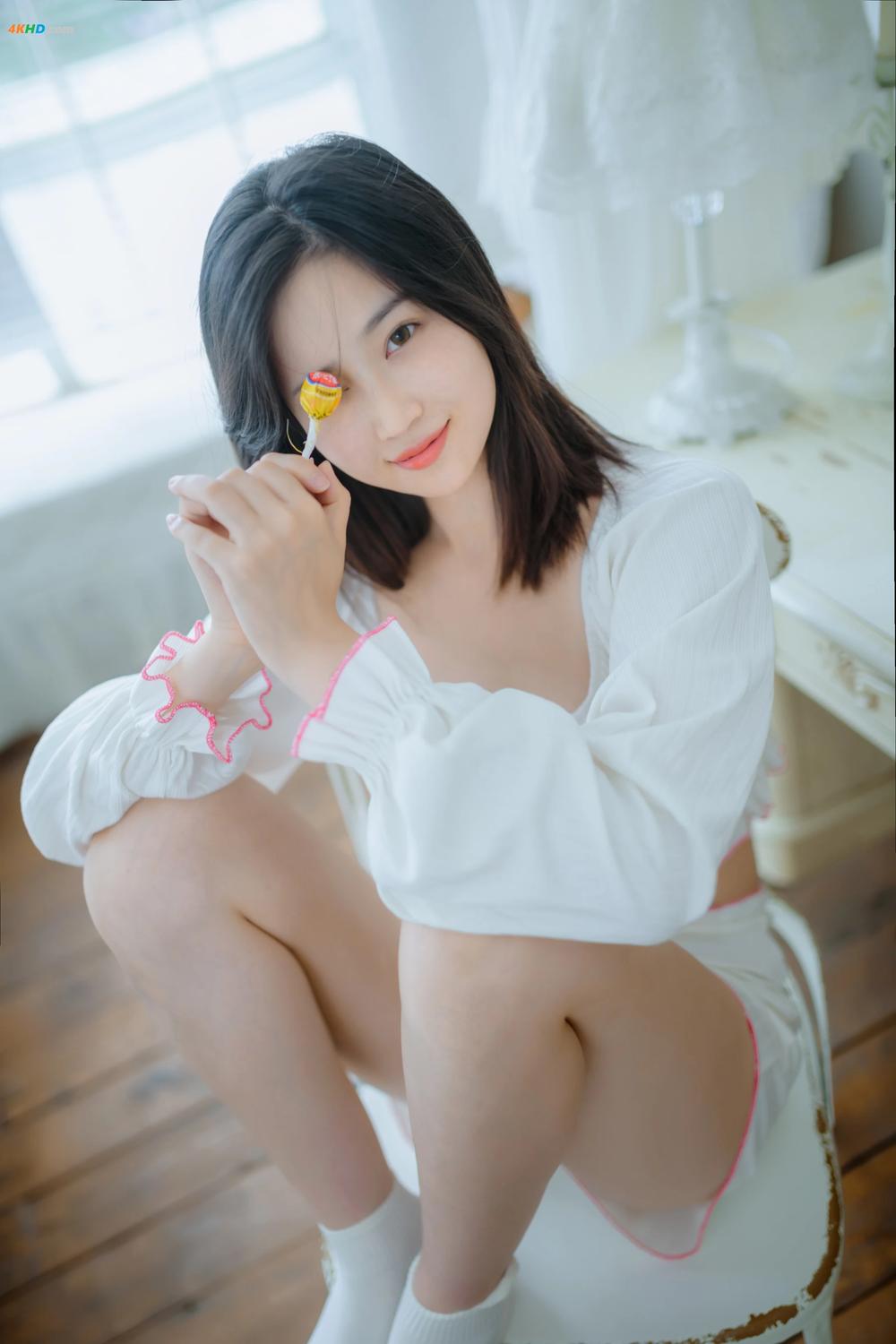 《[Cosplay] 年年 – 爱吃棒棒糖的少女[82MB-35photos]》图集预览