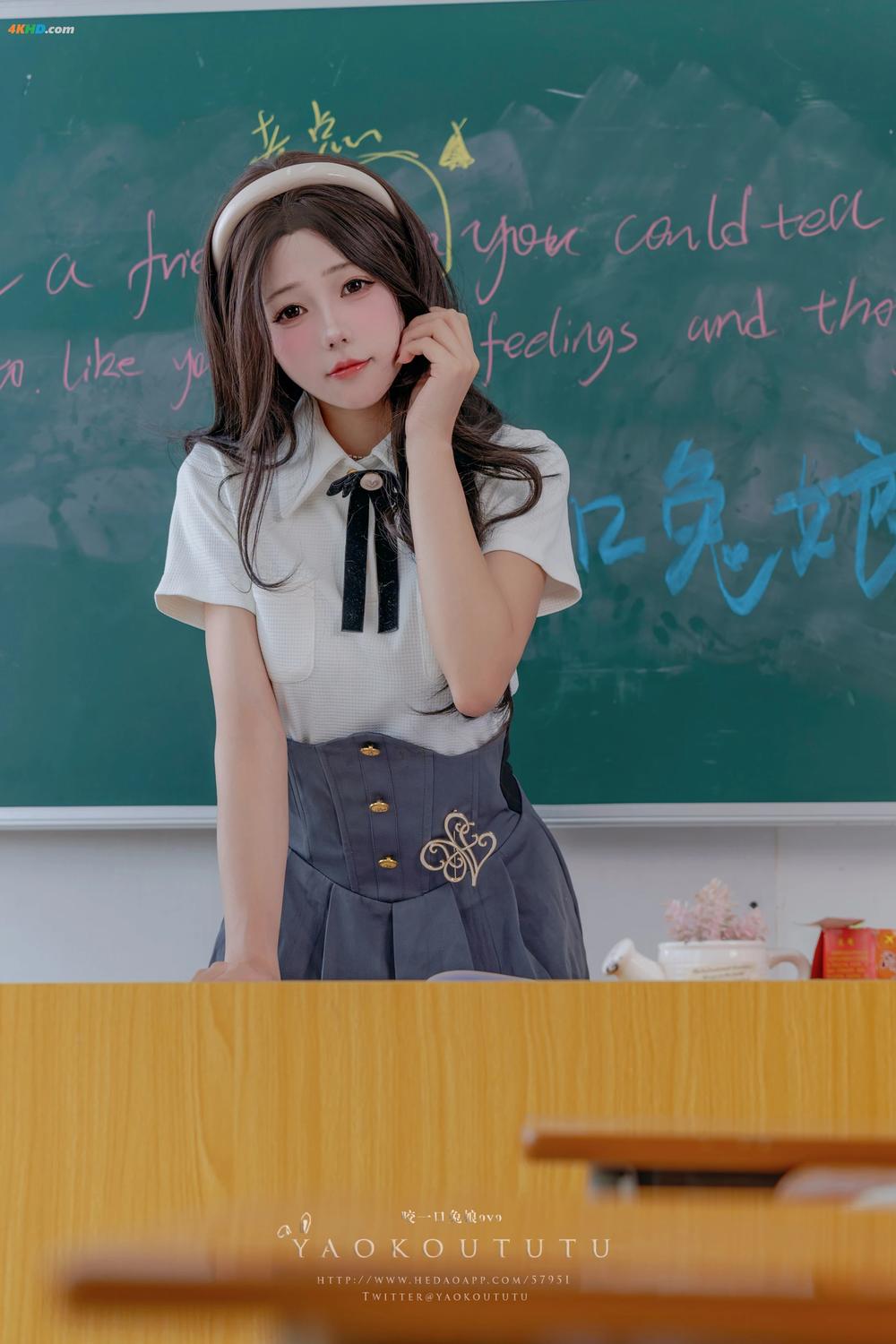 《黏黏团子兔（咬一口兔娘）- 实习老师的欢迎仪式&Touch it[1186MB-80photos]》图集预览