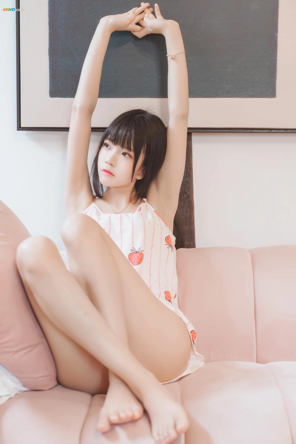 《桜桃喵 – 甜甜之唇边小草莓[75MB-13photos]》图集预览