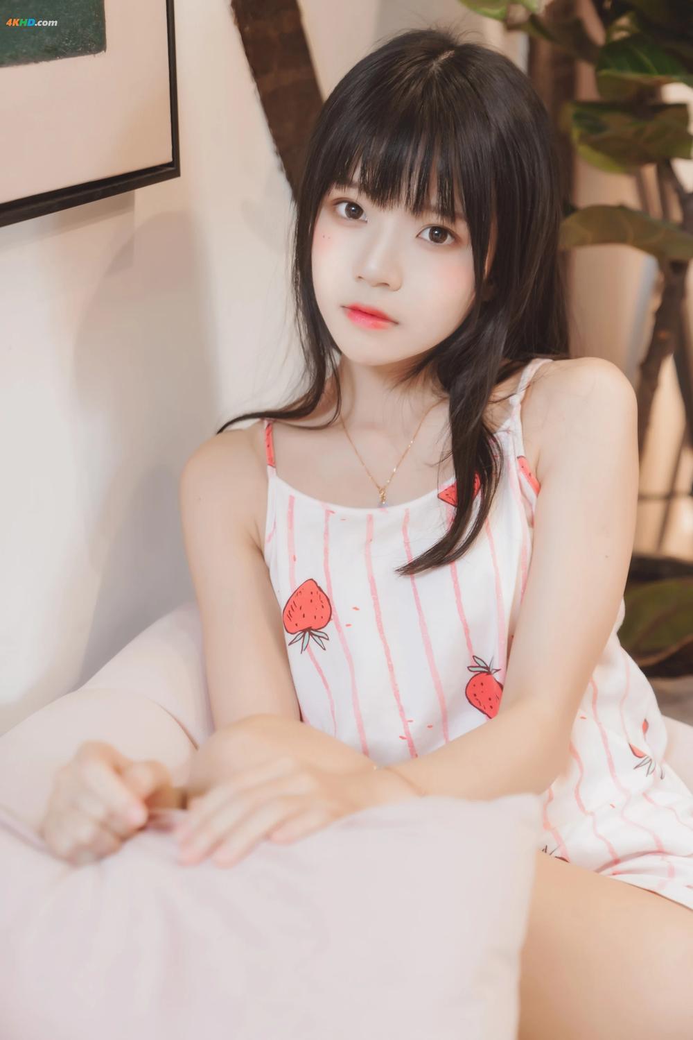 《桜桃喵 – 甜甜之唇边小草莓[75MB-13photos]》图集预览