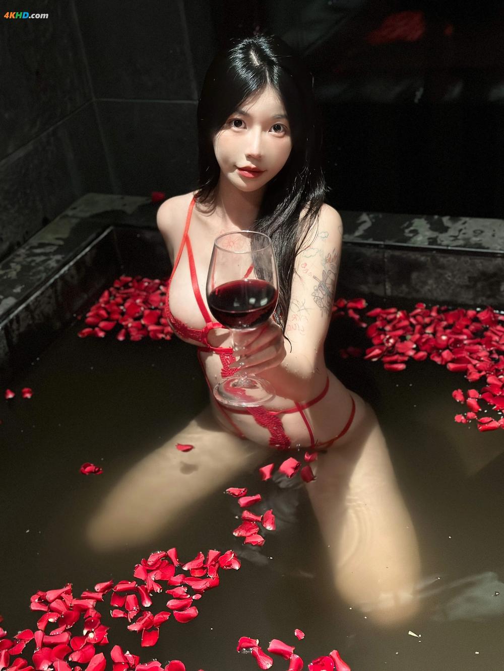 《鱼神 – 浴池红色情趣[54MB-29photos]》图集预览