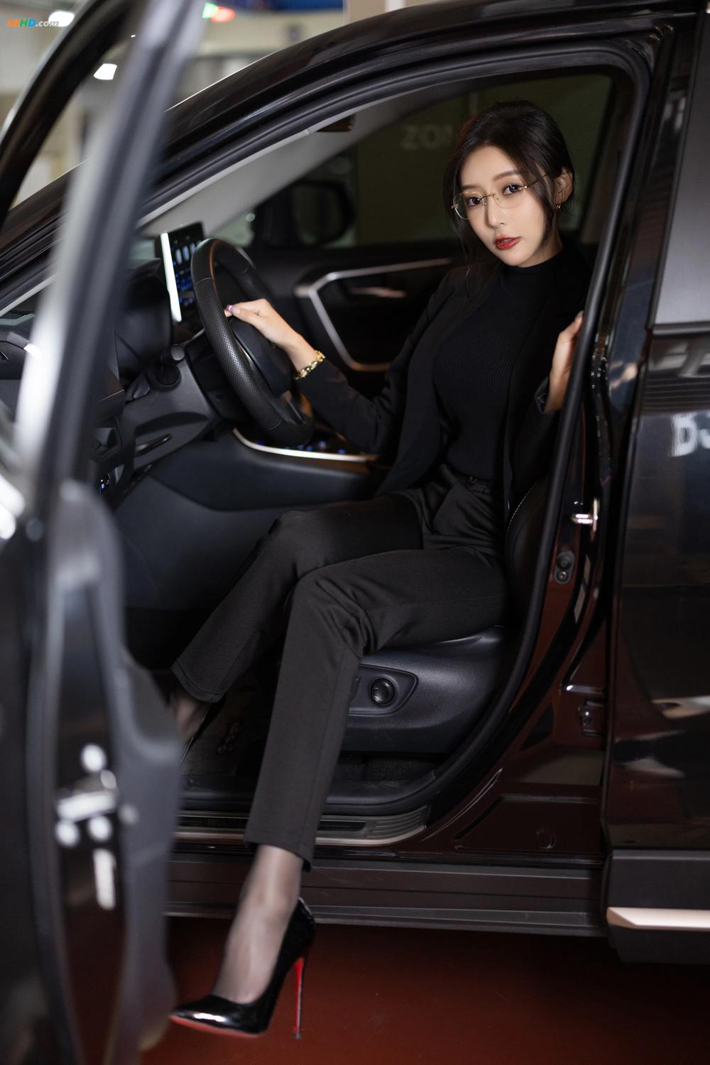 《王馨瑶Yanni – 内购 黑色西装加西裤高启兰[391MB-93photos]》图集预览