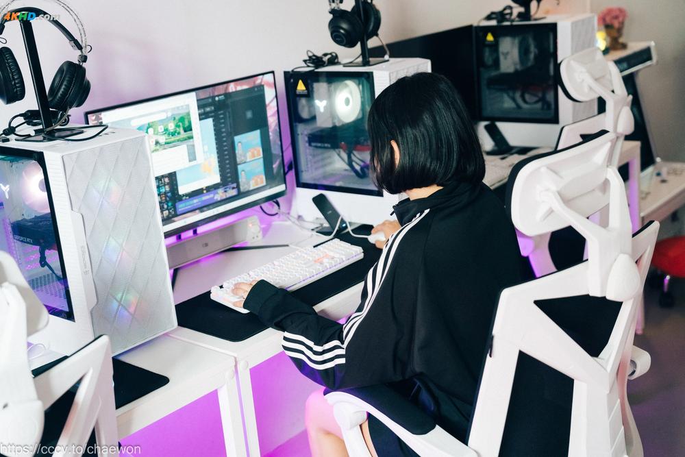 《[Loozy] Zia (지아) – PC Room with SP – part 01[1719MB-99photos]》图集预览