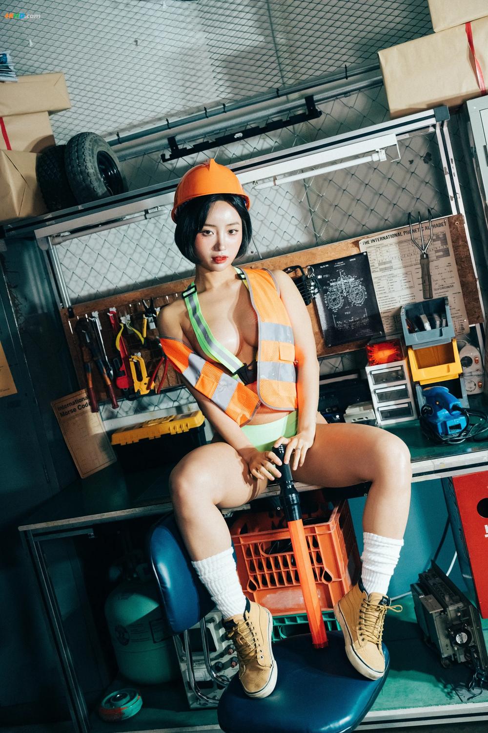 《[Loozy] Booty Queen – Naked Worker -[276MB-45photos]》图集预览