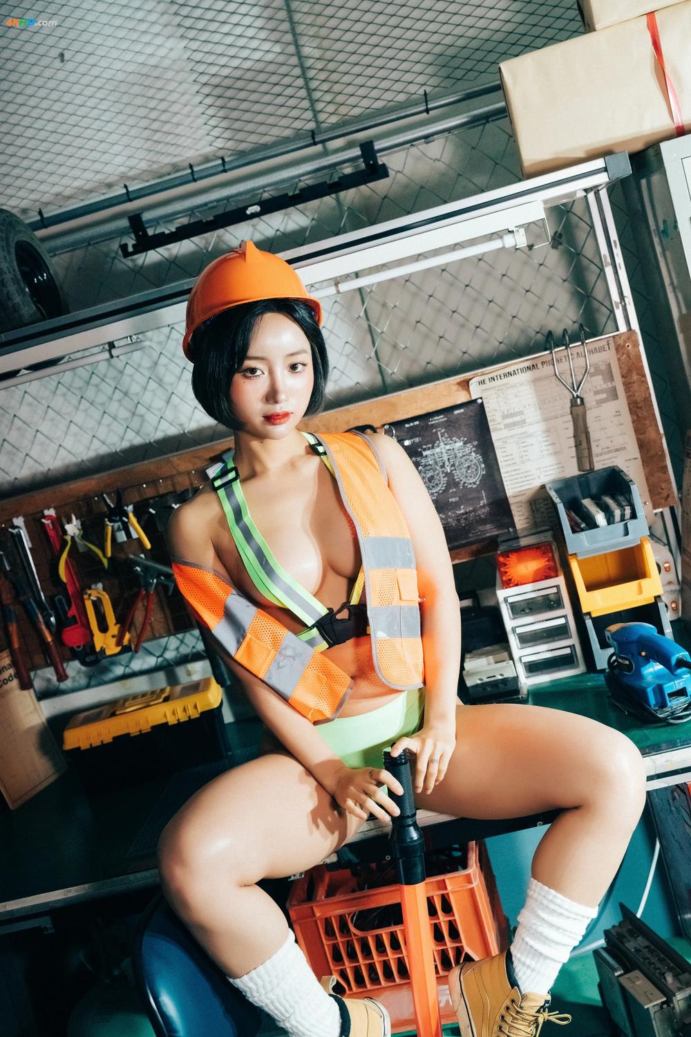 《[Loozy] Booty Queen – Naked Worker -[276MB-45photos]》图集预览