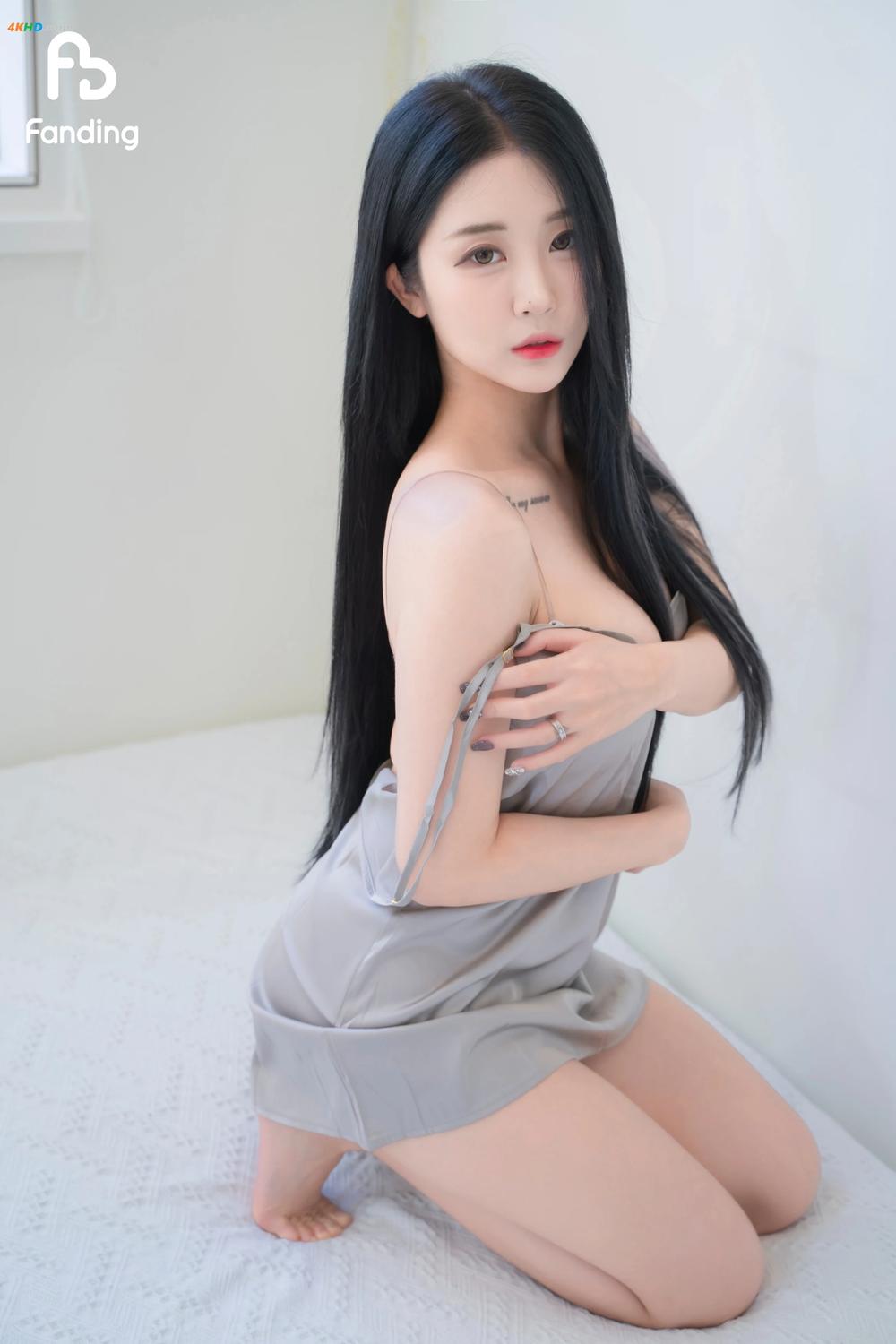 《Bomi (보미) – Gray Slip[18MB-10photos]》图集预览
