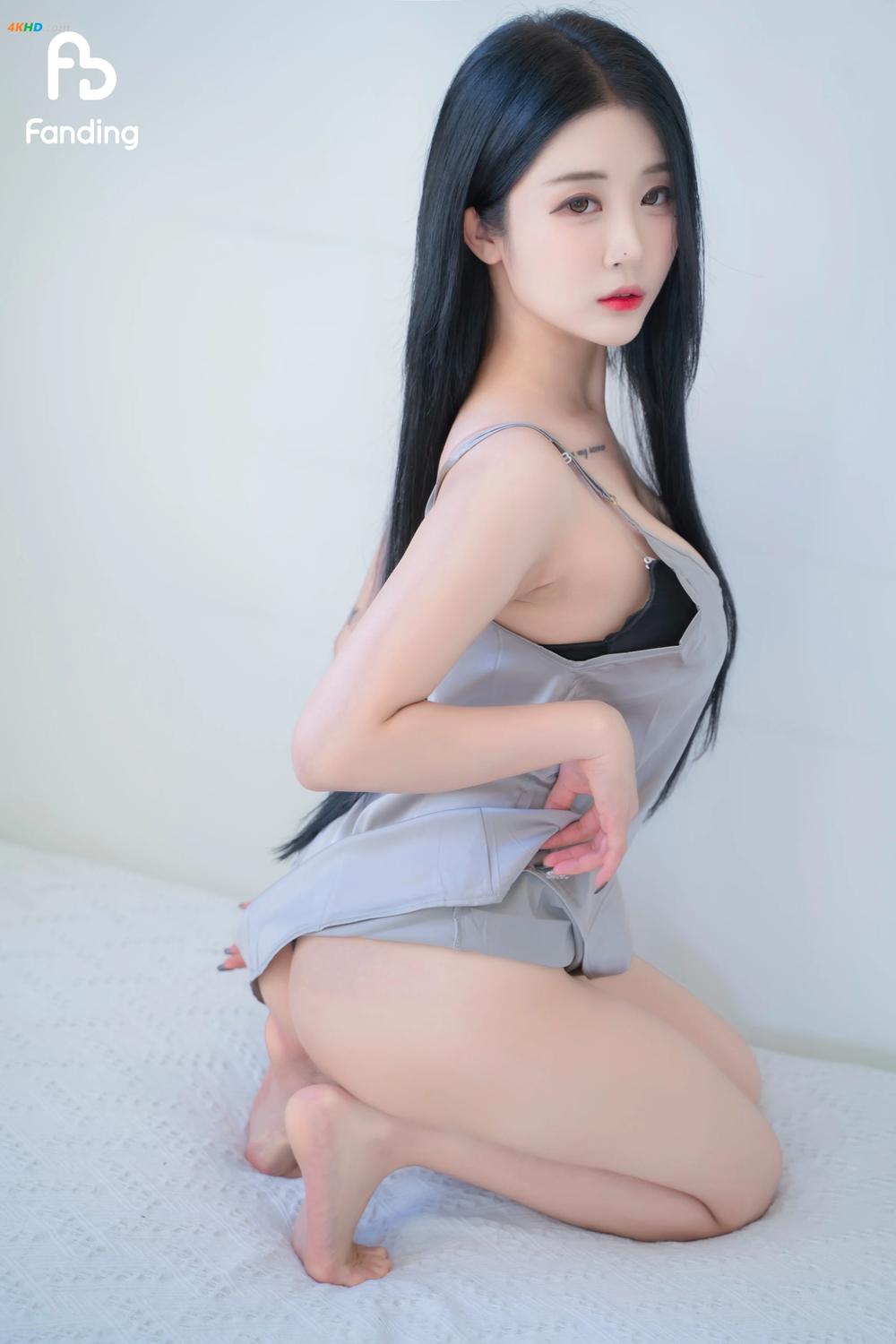 《Bomi (보미) – Gray Slip[18MB-10photos]》图集预览
