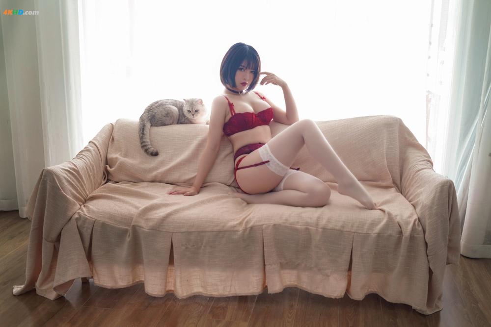 《Coser@半半子 – 赤紅[94MB-39photos]》图集预览