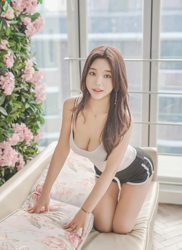 SAINT Photolife – Zzyuri (쮸리) Vol.1 – 1 Year Anniversary[210MB-51photos]
