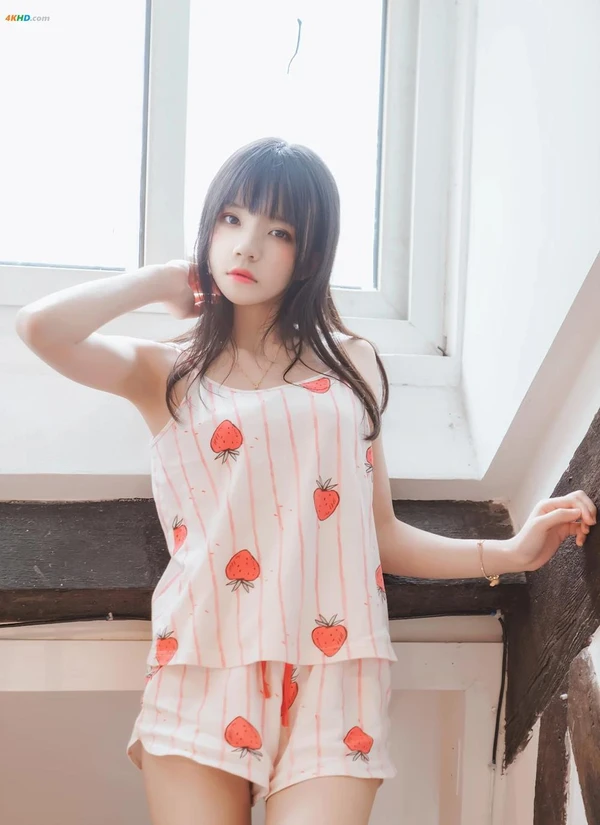 桜桃喵 – 甜甜之唇边小草莓[75MB-13photos]